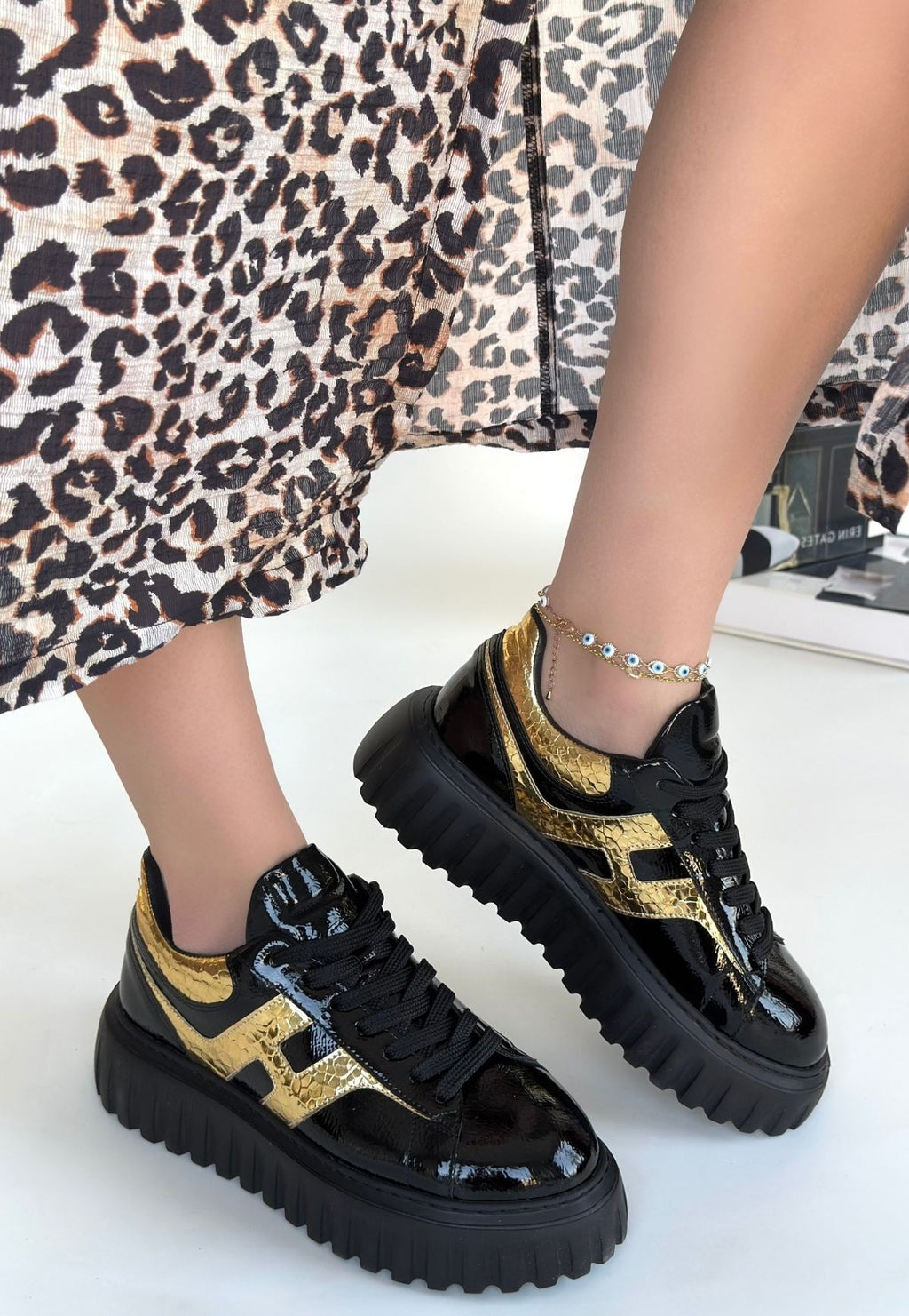 Gesti Siyah Rugan Altın Detaylı Bağcıklı Spor Ayakkabı