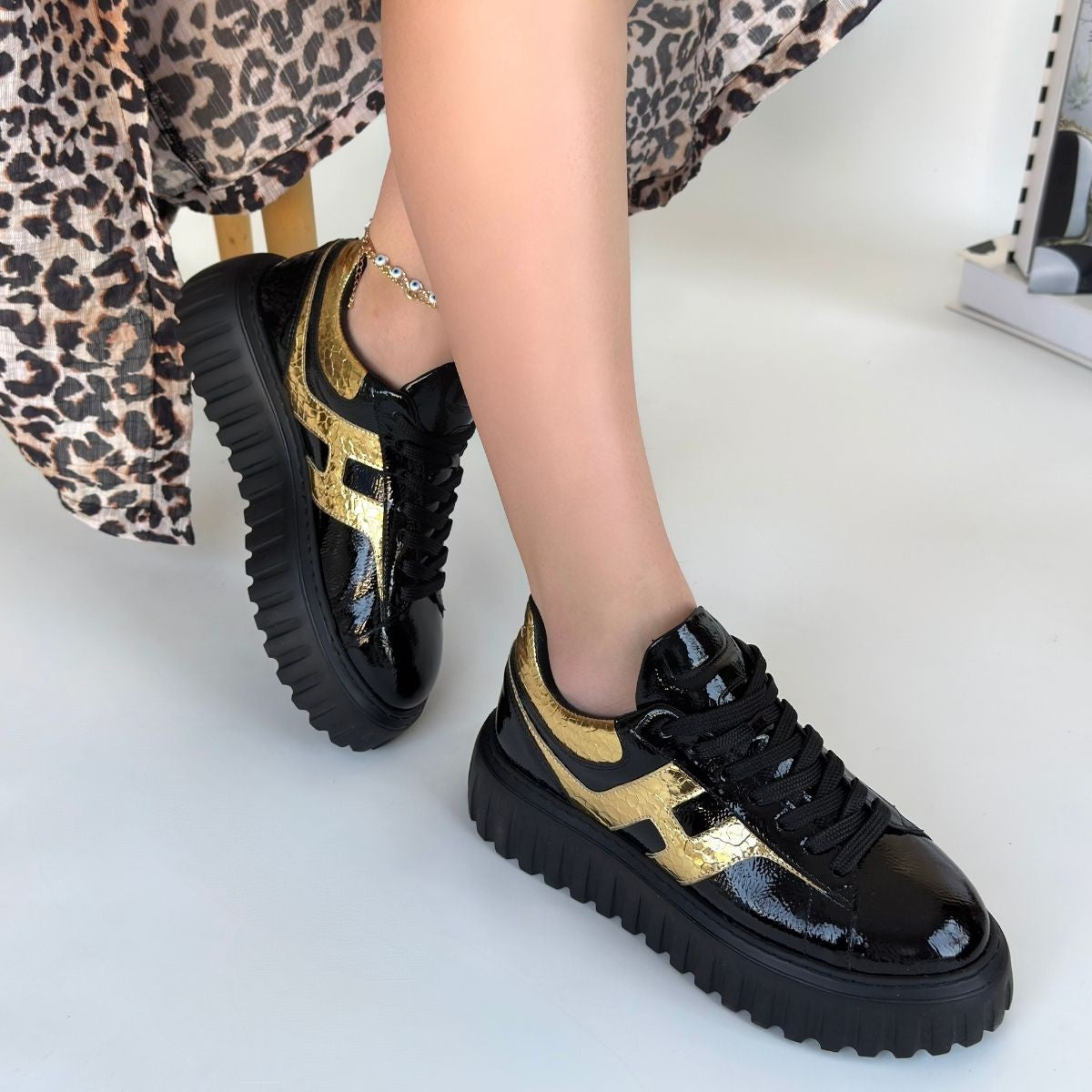 Gesti Siyah Rugan Altın Detaylı Bağcıklı Spor Ayakkabı