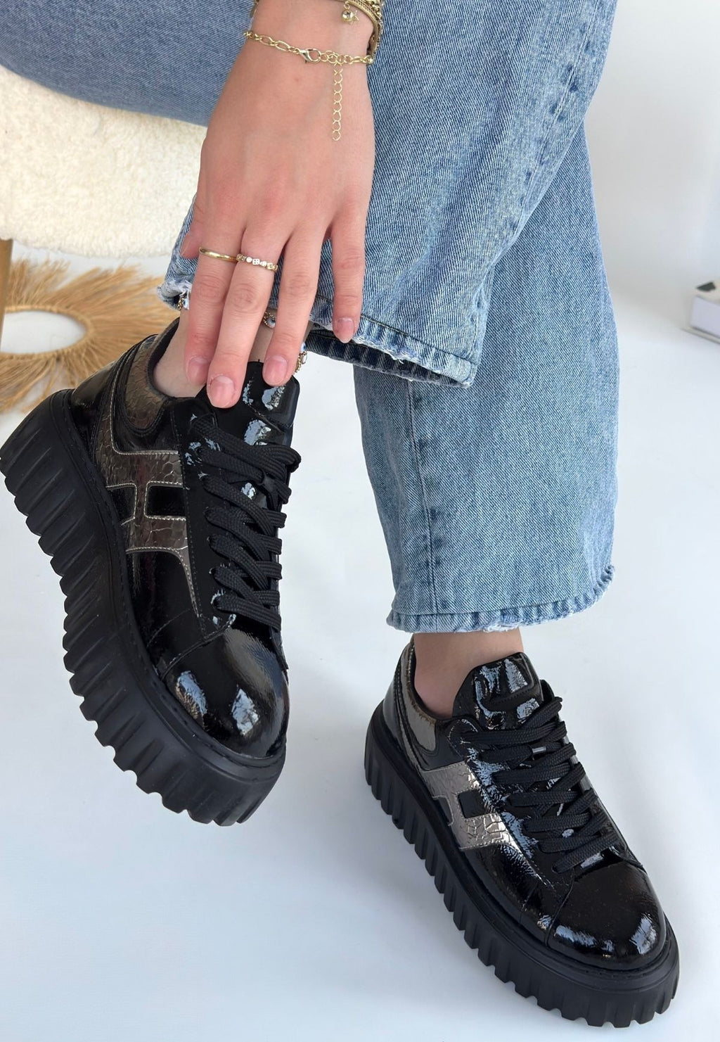 Gesti Siyah Rugan Platin Detaylı Bağcıklı Spor Ayakkabı