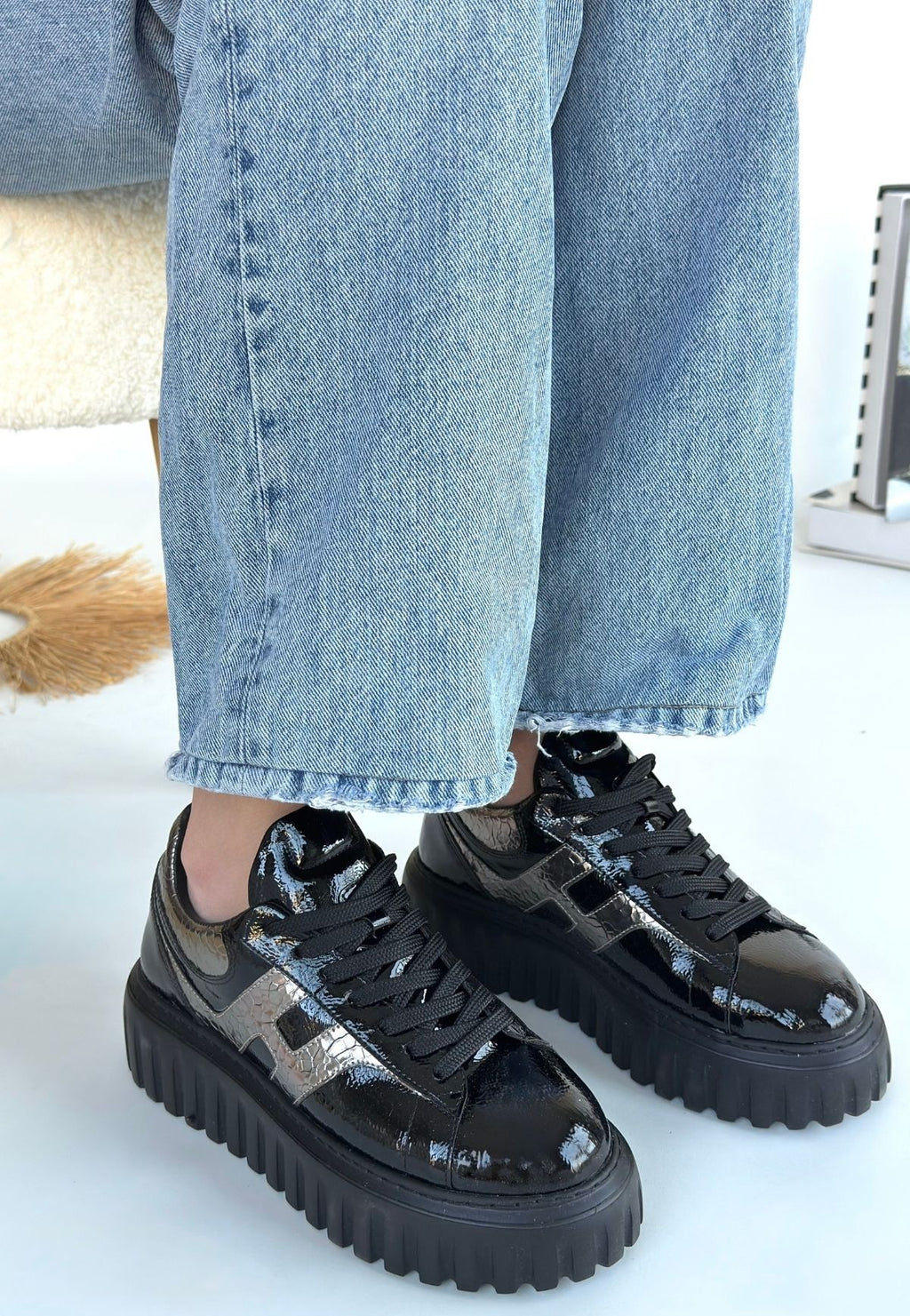 Gesti Siyah Rugan Platin Detaylı Bağcıklı Spor Ayakkabı