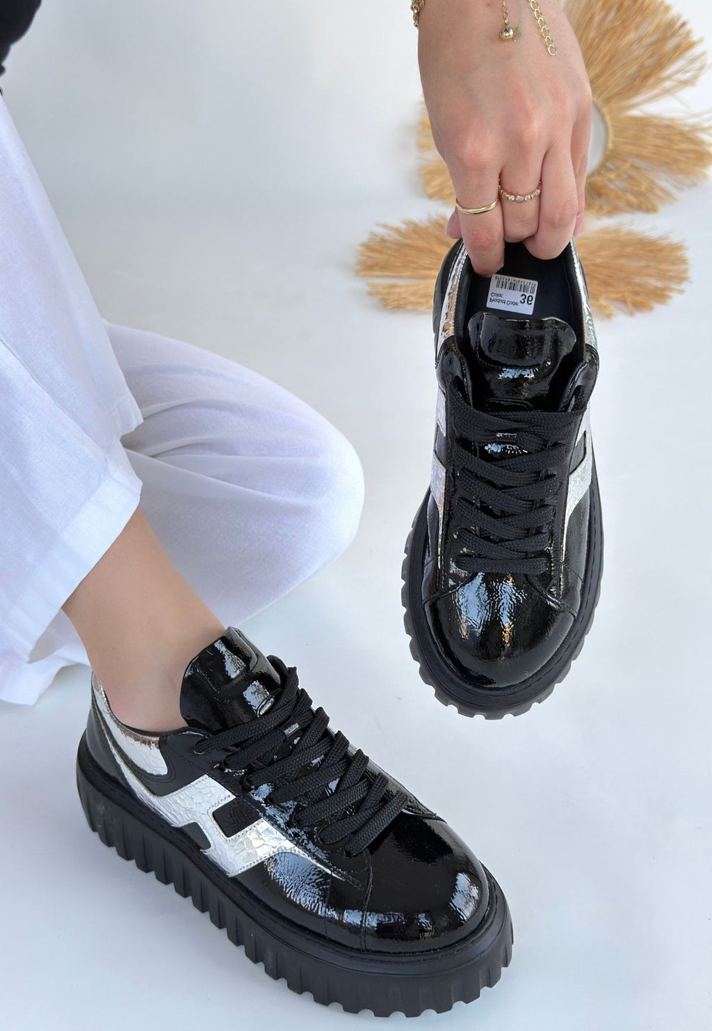 Gesti Siyah Rugan Gümüş Detaylı Bağcıklı Spor Ayakkabı