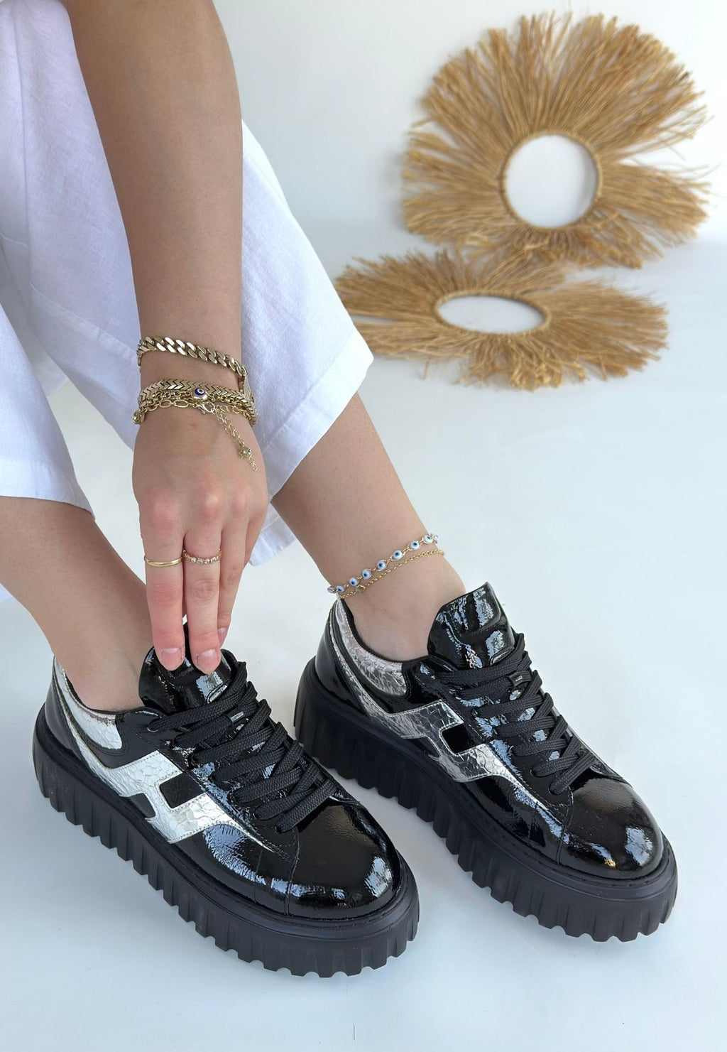 Gesti Siyah Rugan Gümüş Detaylı Bağcıklı Spor Ayakkabı