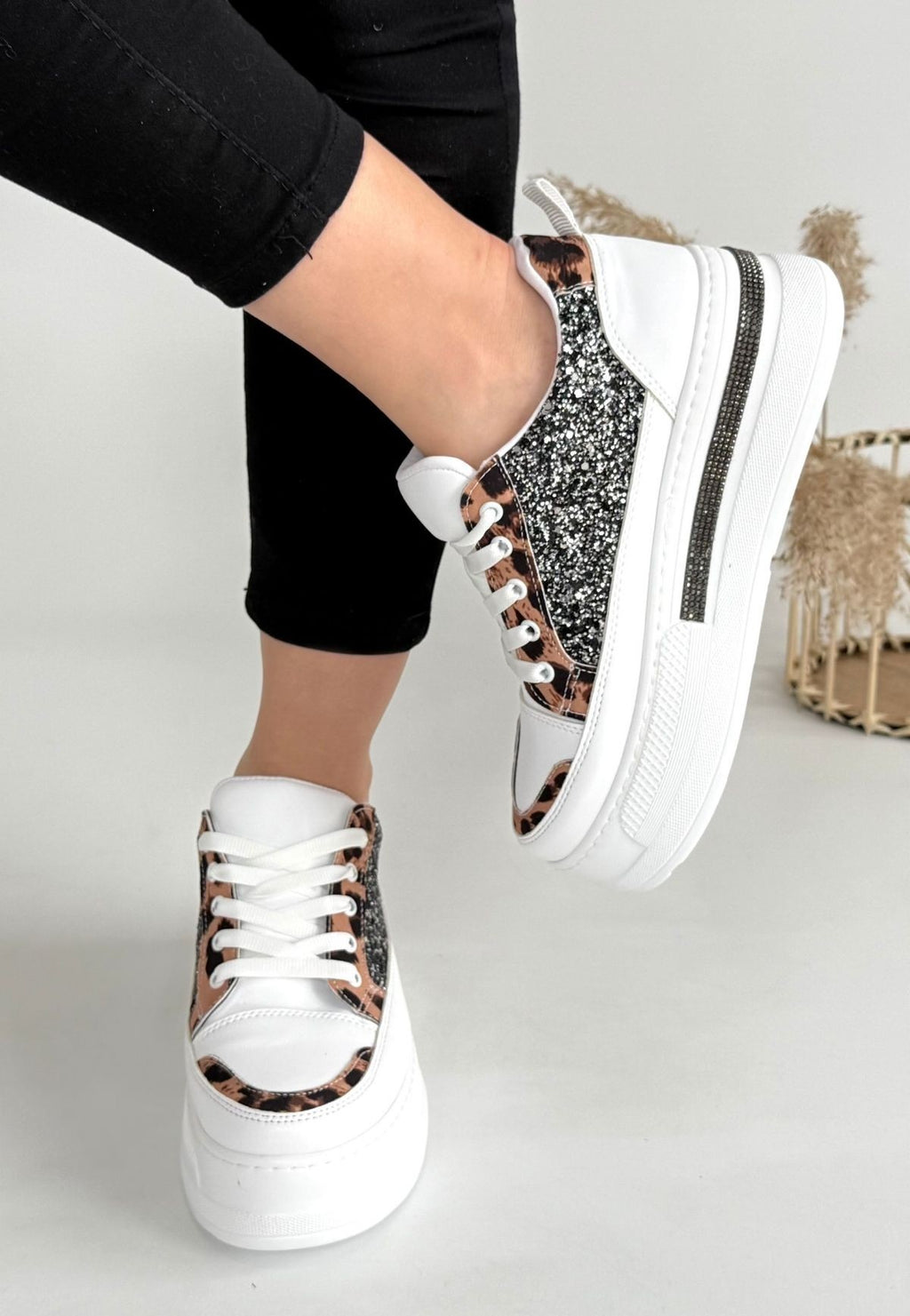 Lawin Beyaz Cilt Siyah Simli Bağcıklı Spor Ayakkabı